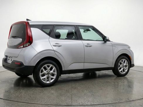 Used 2025 Kia Soul LX w/ LX Technology Package FWD image 9