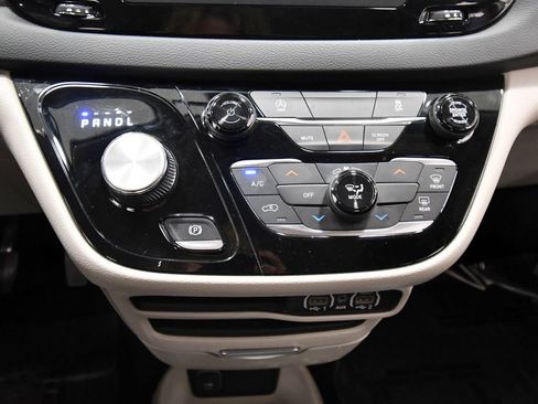 Used 2022 Chrysler Voyager LX FWD image 25