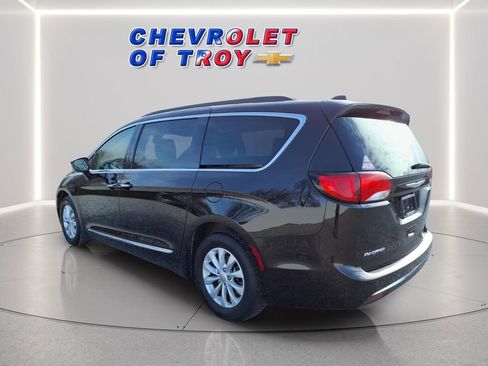 Used 2017 Chrysler Pacifica Touring-L FWD image 7