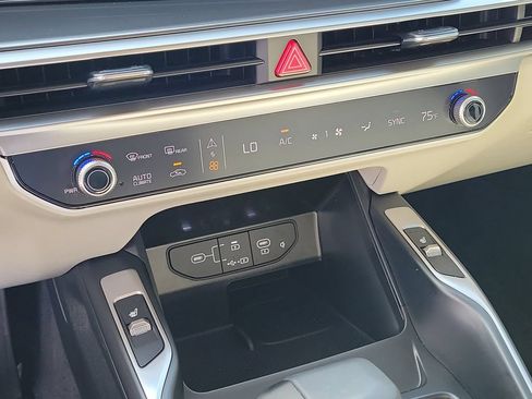 Used 2025 Kia Sorento S FWD image 25