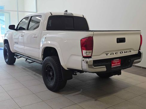 Used 2018 Toyota Tacoma SR5 AWD/4WD image 4