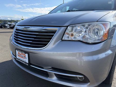 Used 2014 Chrysler Town & Country Touring-L w/ Driver Convenience Group FWD image 12