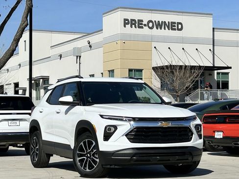 Used 2025 Chevrolet TrailBlazer LT image 2
