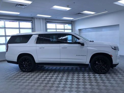 Used 2022 Chevrolet Suburban LT RWD image 7