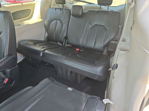 Used 2022 Chrysler Pacifica Touring-L FWD image 16