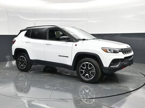 Used 2025 Jeep Compass Trailhawk AWD/4WD image 5