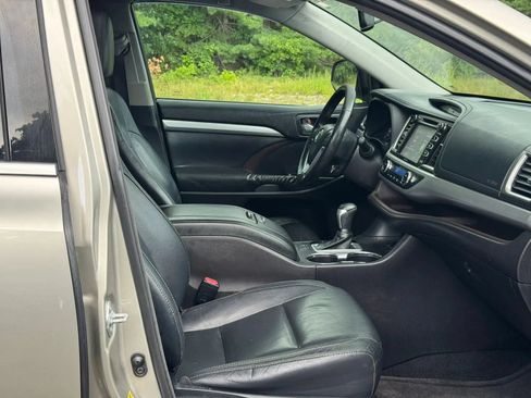 Used 2014 Toyota Highlander XLE AWD/4WD image 16