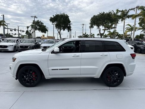 Used 2018 Jeep Grand Cherokee Altitude RWD image 11