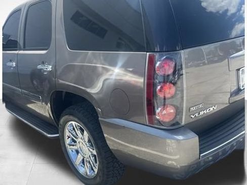 Used 2011 GMC Yukon Denali AWD/4WD image 3