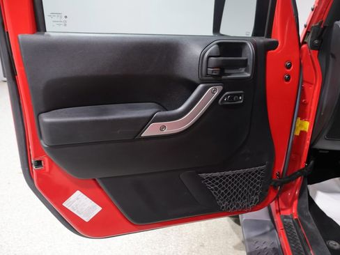 Used 2015 Jeep Wrangler Unlimited Sahara w/ Connectivity Group AWD/4WD image 12