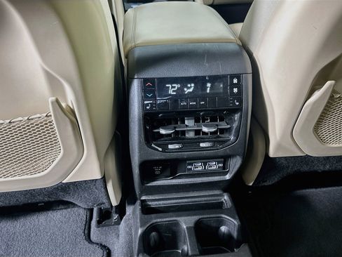 Used 2023 Jeep Grand Cherokee L Limited w/ Luxury Tech Group II AWD/4WD image 29
