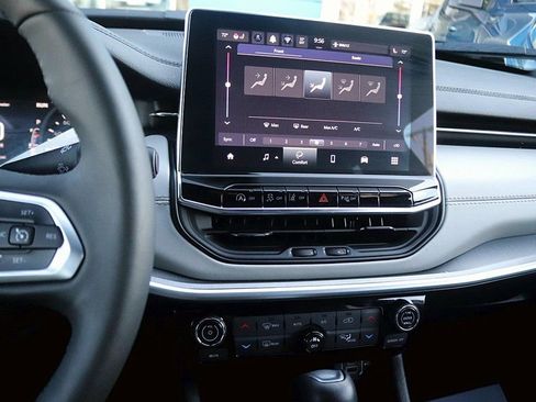 Used 2025 Jeep Compass Limited image 21