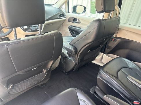 Used 2024 Chrysler Pacifica Limited FWD image 28