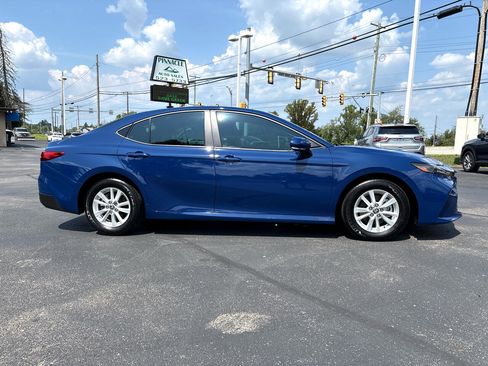 Used 2025 Toyota Camry image 4