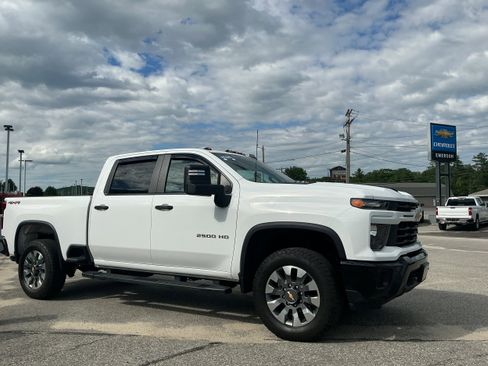 Used 2025 Chevrolet Silverado 2500 Custom w/ Custom Convenience Package AWD/4WD image 2