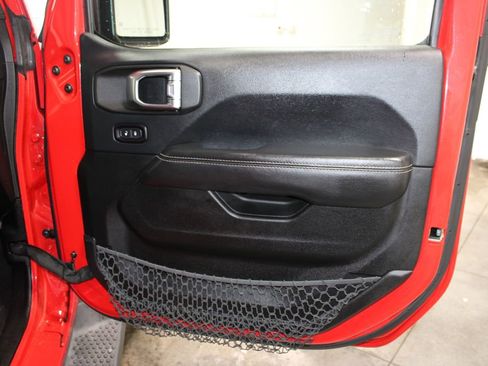 Used 2018 Jeep Wrangler Unlimited Sahara image 32