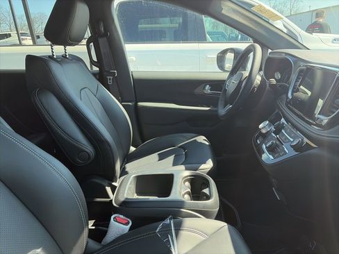 Used 2026 Chrysler Pacifica Select image 8
