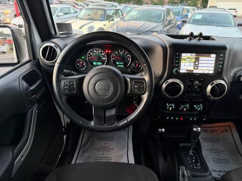 Used 2017 Jeep Wrangler Unlimited Rubicon w/ Connectivity Group AWD/4WD image 21