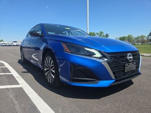 Used 2025 Nissan Altima 2.5 SV image 1