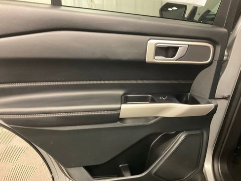 Used 2023 Ford Explorer XLT image 31
