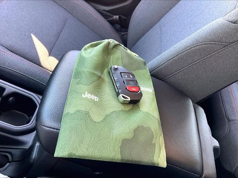 Used 2025 Jeep Wrangler Unlimited Rubicon w/ Convenience Group image 15