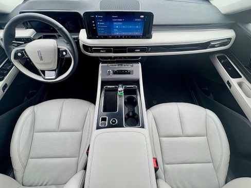 Used 2025 Lincoln Aviator AWD w/ Jet Appearance Package image 17
