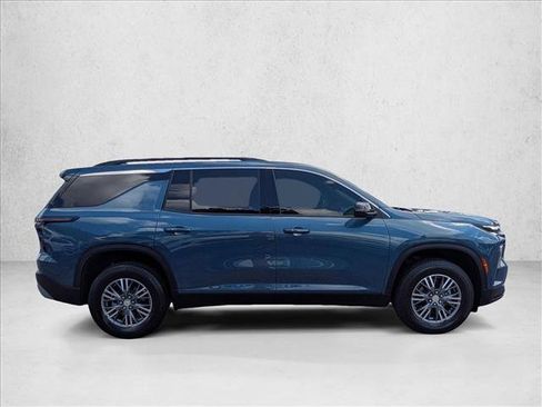 Used 2025 Chevrolet Traverse LT FWD image 4