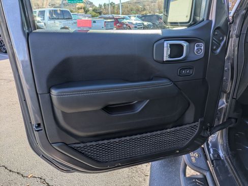 Used 2021 Jeep Gladiator Overland w/ Popular Equipment Package image 12