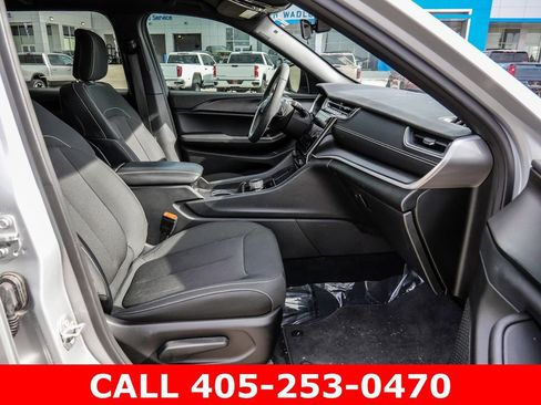 Used 2025 Jeep Grand Cherokee Laredo w/ Luxury Tech Group I AWD/4WD image 12