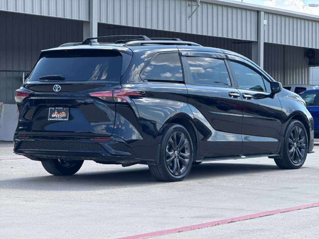 Certified 2025 Toyota Sienna XSE FWD image 6