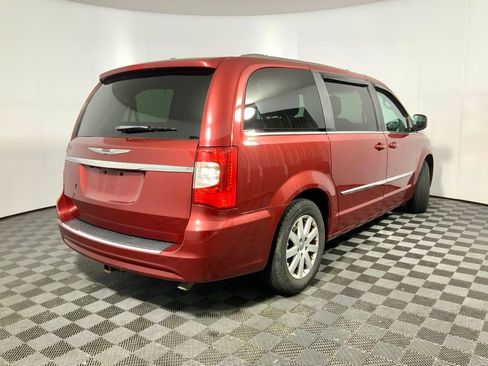 Used 2014 Chrysler Town & Country Touring FWD image 15