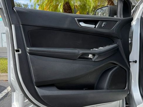 Used 2018 Ford Edge SE image 18