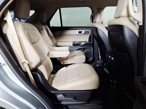 Used 2020 Ford Explorer XLT w/ Equipment Group 202A image 10