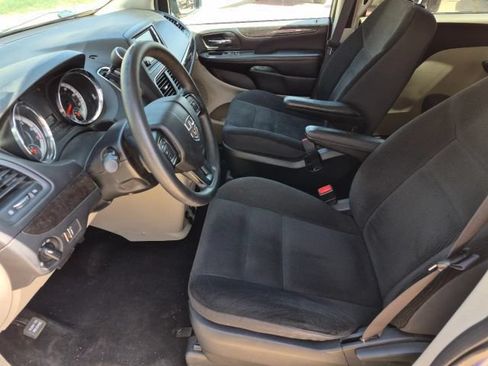 Used 2019 Dodge Grand Caravan SE w/ UConnect Hands-Free Group FWD image 8