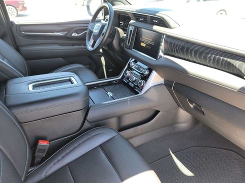 Used 2024 GMC Yukon XL Denali AWD/4WD image 11