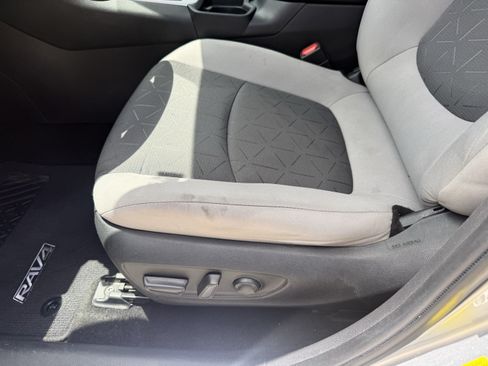 Used 2021 Toyota RAV4 XLE w/ Convenience Package FWD image 28