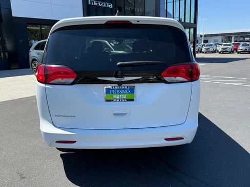 Used 2023 Chrysler Voyager LX FWD image 9