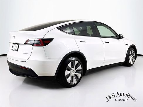 Used 2022 Tesla Model Y Long Range image 7