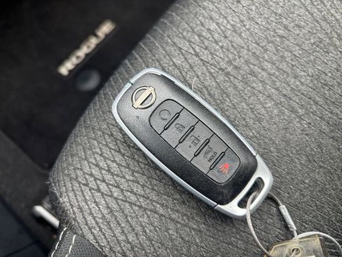 Used 2025 Nissan Rogue SV FWD image 25