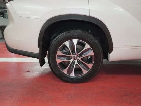 Used 2021 Toyota Highlander XLE image 32