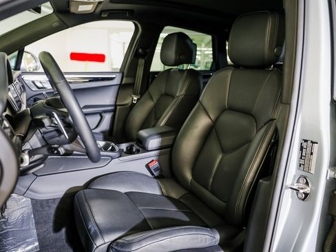 Certified 2025 Porsche Macan image 5