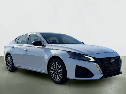 Used 2025 Nissan Altima 2.5 SV FWD image 5
