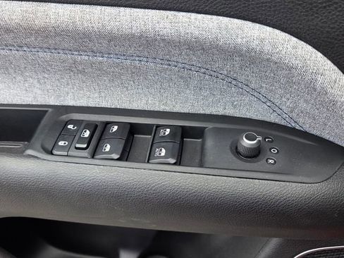 Used 2023 Jeep Compass Latitude AWD/4WD image 17