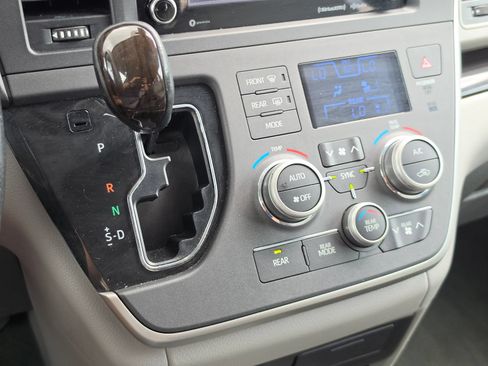 Used 2020 Toyota Sienna XLE Premium FWD image 29