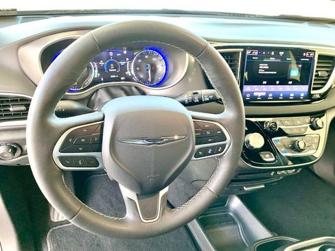 Used 2025 Chrysler Pacifica Select FWD image 29