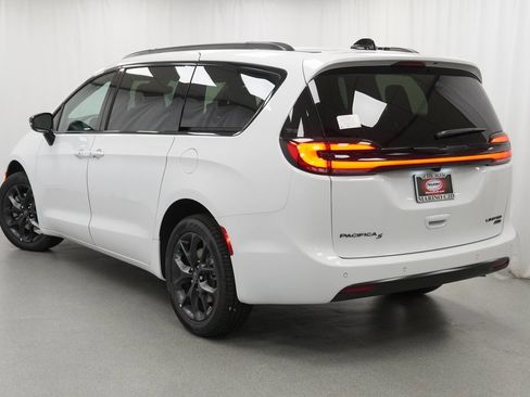 New 2026 Chrysler Pacifica Limited w/ S Appearance Package image 13