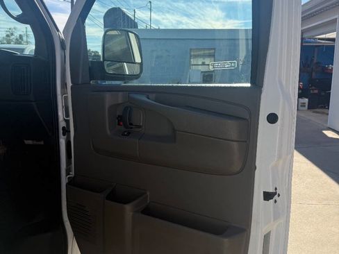 Used 2015 Chevrolet Express 2500 image 19