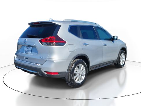 Certified 2018 Nissan Rogue SV image 4