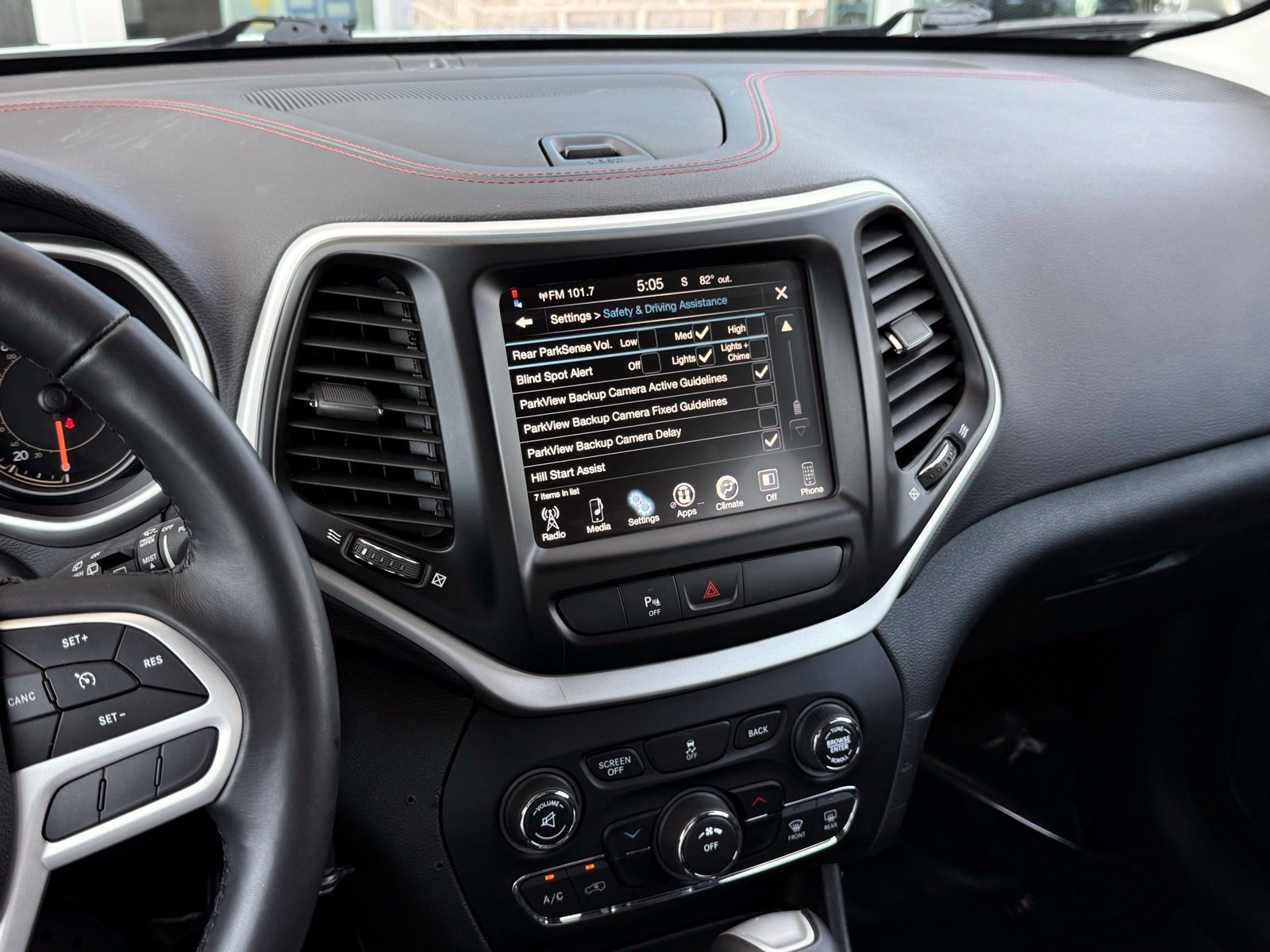Used 2017 Jeep Cherokee Trailhawk AWD/4WD image 38