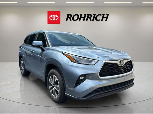 Used 2024 Toyota Highlander XLE AWD/4WD image 4